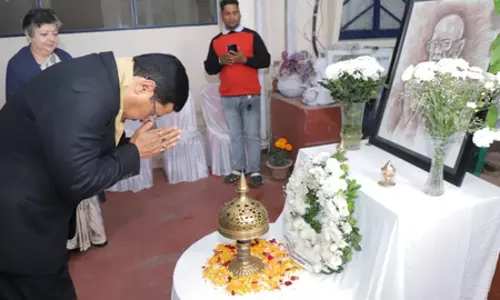 केंद्रीय मंत्री सर्बानंद सोनोवाल ने स्वर्गीय पी.जी. बरुआ को श्रद्धांजलि अर्पित की