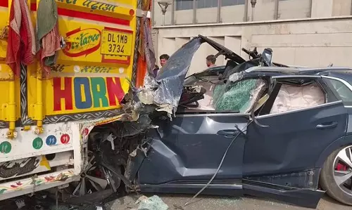 सर्विस लेन पर Audi ने चार वाहनों को मारी टक्कर, ड्राइवर के खिलाफ जांच शुरू