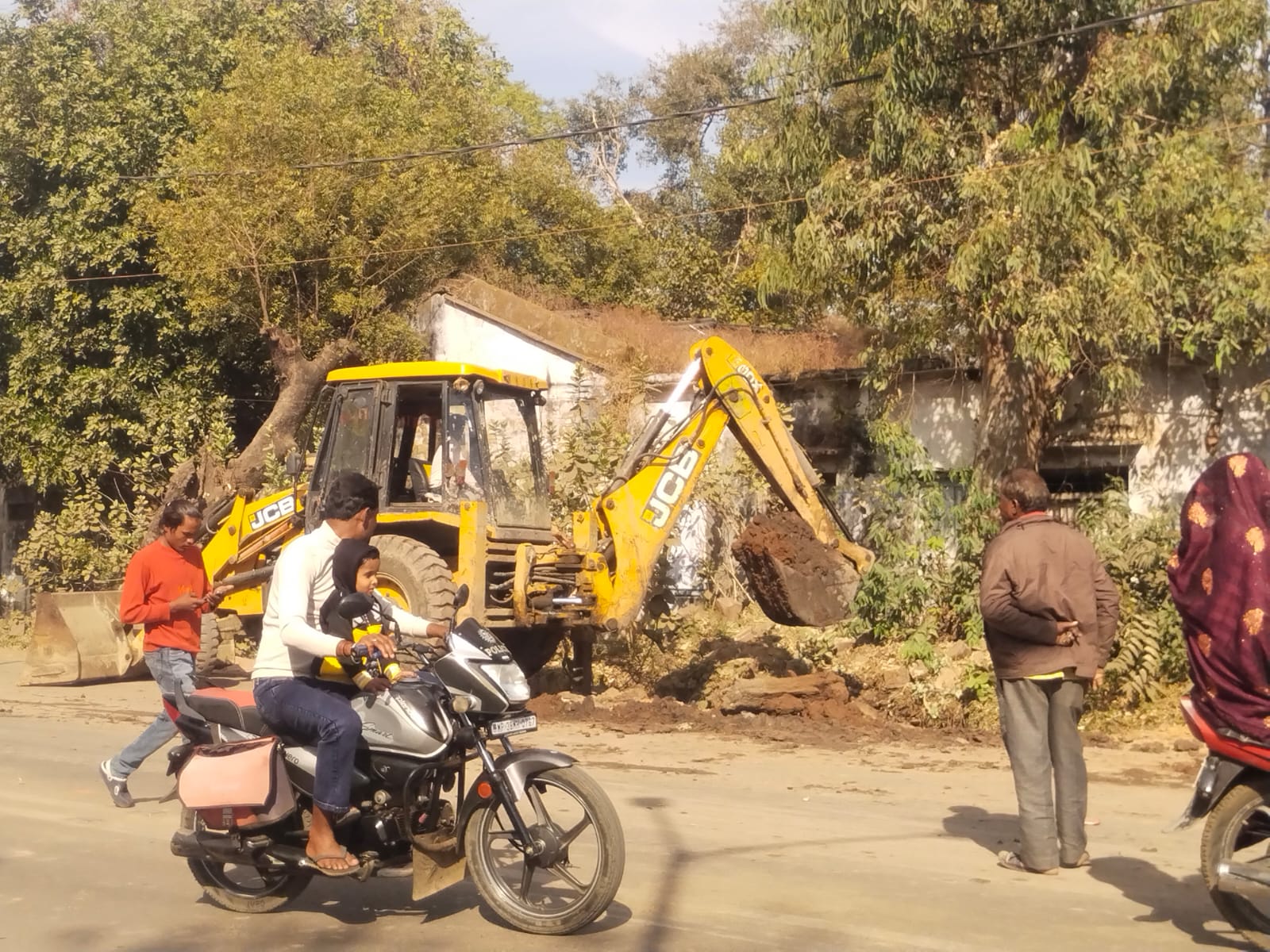 Hospital के सामने अतिक्रमण हटवाकर शुरू कराया नाला और दुकानों का निर्माण
