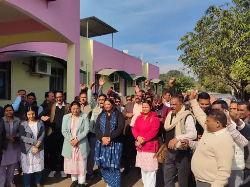 Raisen सहित 7 जिलों में इंजीनियरों का प्रदर्शन: जांच के नाम पर प्रताड़ना का आरोप