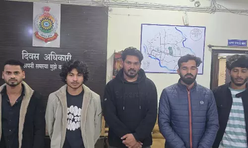 CG: पत्रकार कॉलोनी में शराब पार्टी पर सख्त कार्रवाई, 5 युवक गिरफ्तार CG: पत्रकार कॉलोनी में शराब पार्टी पर सख्त कार्रवाई, 5 युवक गिरफ्तार