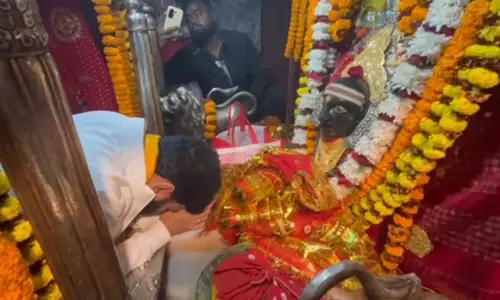 विधायक अमरेंद्र कुमार ने थावे मंदिर में सोने का हार और मुकुट किया भेंट, माता का हुआ भव्य श्रृंगार