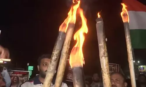 दीपू चंद्र दास की मौत पर देशभर में आक्रोश, निकाला मशाल जुलूस दीपू चंद्र दास की मौत पर देशभर में आक्रोश, निकाला मशाल जुलूस