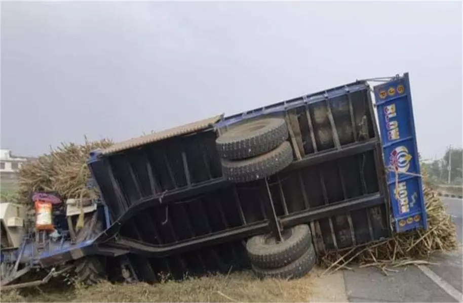 Punjab : घनी धुंध में गन्ने से भरी ट्रैक्टर-ट्रॉली बीच सड़क पलटी, टला बड़ा हादसा Punjab : घनी धुंध में गन्ने से भरी ट्रैक्टर-ट्रॉली बीच सड़क पलटी, टला बड़ा हादसा
