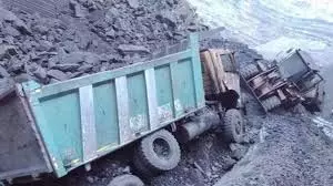 Hazaribagh : ट्रक पर गिरा खदान का हिस्सा, 2 मजदूर फंसे Hazaribagh : ट्रक पर गिरा खदान का हिस्सा, 2 मजदूर फंसे