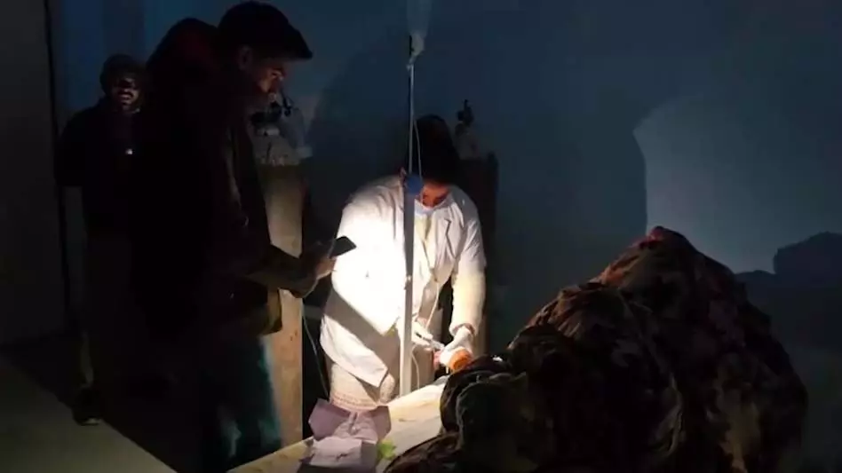 अस्पताल में जब मरीजों ने जलाया मोबाइल का टॉर्च, स्वास्थ्य विभाग की हो रही फजीहत अस्पताल में जब मरीजों ने जलाया मोबाइल का टॉर्च, स्वास्थ्य विभाग की हो रही फजीहत
