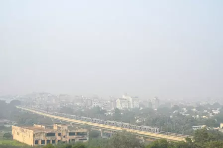 दिल्ली-एनसीआर: सर्दी, कोहरा और प्रदूषण के तिहरे संकट की मार, एक्यूआई 400 के पार दिल्ली-एनसीआर: सर्दी, कोहरा और प्रदूषण के तिहरे संकट की मार, एक्यूआई 400 के पार