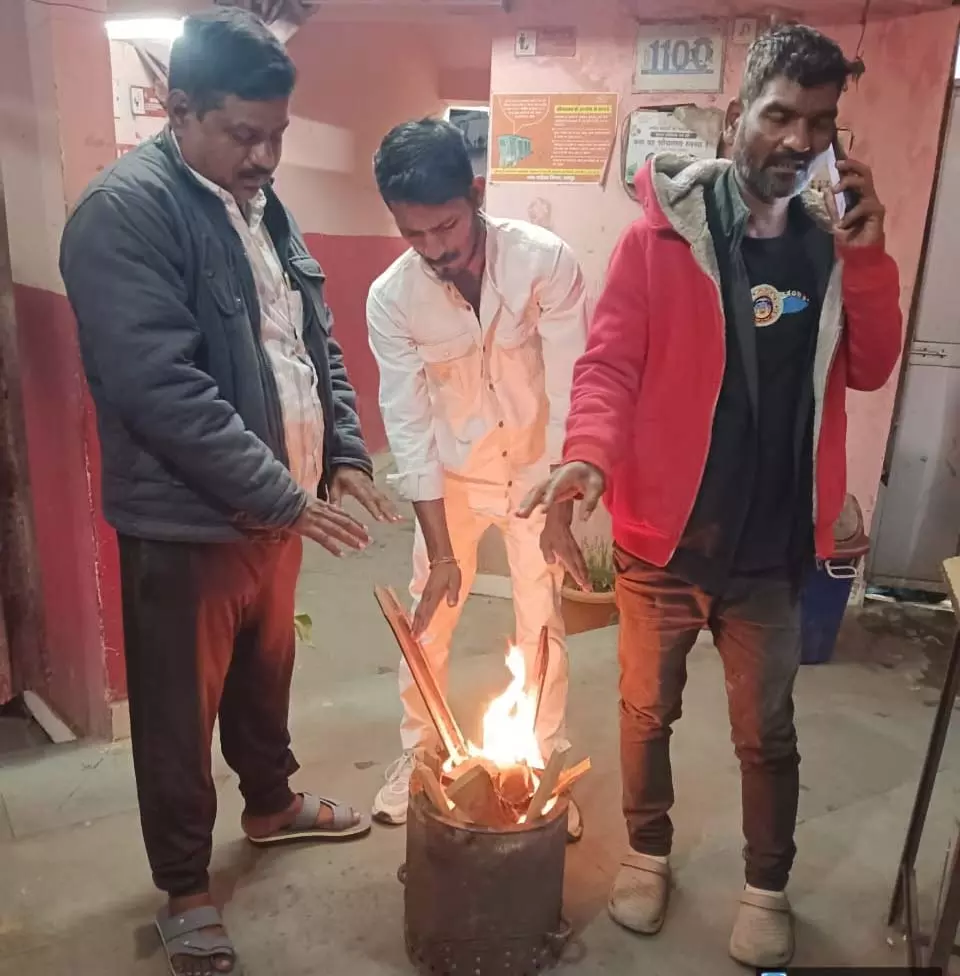 रायपुर में अलाव जलाने की व्यवस्था प्रतिदिन रायपुर में अलाव जलाने की व्यवस्था प्रतिदिन