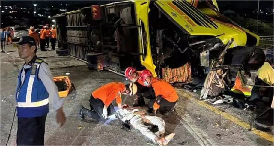 Indonesia:भयानक बस हादसे में 16 लोगों की मौत, अन्य घायल Indonesia:भयानक बस हादसे में 16 लोगों की मौत, अन्य घायल