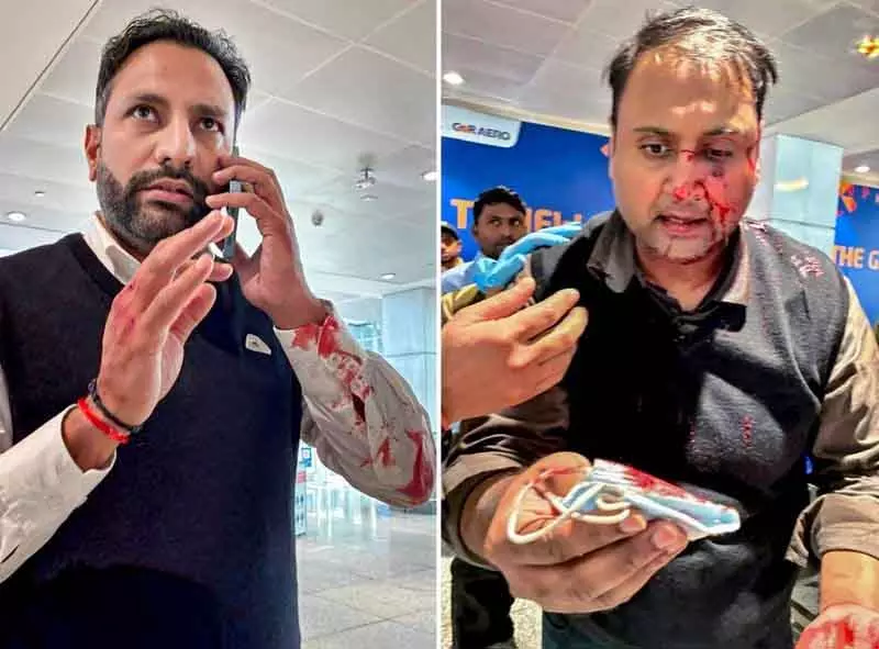 Delhi एयरपोर्ट घटना: AI एक्सप्रेस ने पायलट को नोटिस जारी, बाहरी जांच पैनल बनेगा Delhi एयरपोर्ट घटना: AI एक्सप्रेस ने पायलट को नोटिस जारी, बाहरी जांच पैनल बनेगा