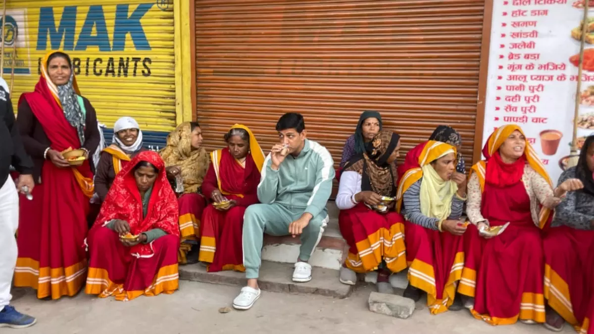 Indore: महापौर ने सफाई कर्मियों से संवाद कर परखी तैयारी Indore: महापौर ने सफाई कर्मियों से संवाद कर परखी तैयारी