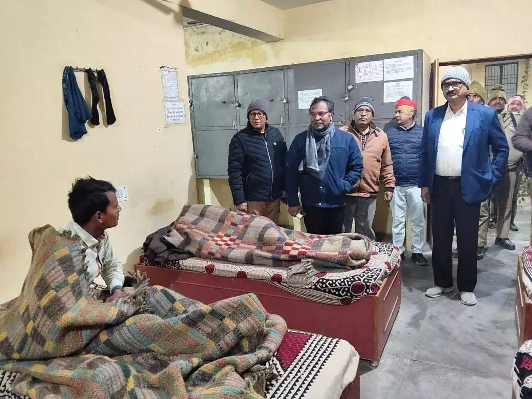 Farrukhabad: डीएम ने रैन बसेरों का किया अचानक दौरा, व्यवस्थाओं का आंकल Farrukhabad: डीएम ने रैन बसेरों का किया अचानक दौरा, व्यवस्थाओं का आंकल