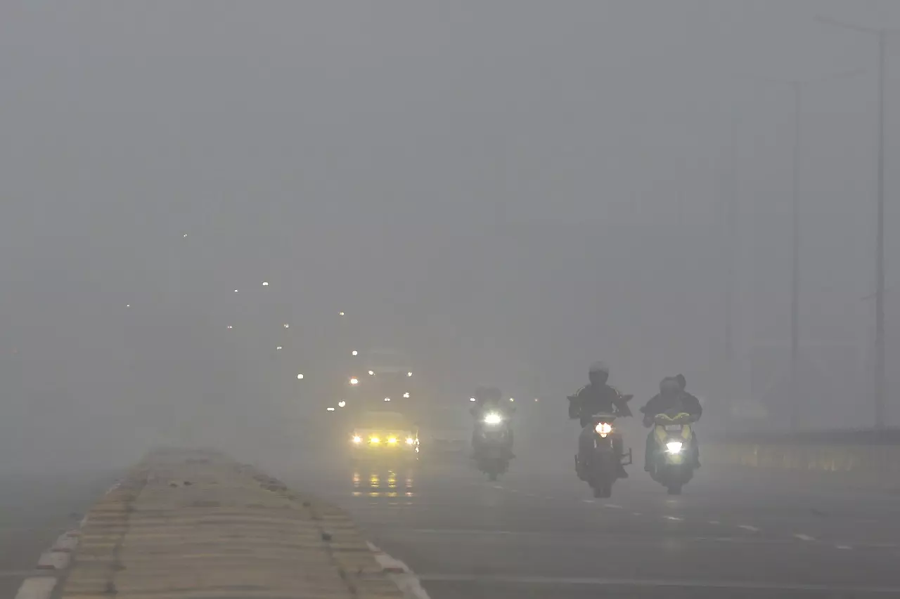 Delhi pollution: हवा की गुणवत्ता बहुत खराब कैटेगरी में बनी हुई है, स्मॉग जारी Delhi pollution: हवा की गुणवत्ता बहुत खराब कैटेगरी में बनी हुई है, स्मॉग जारी