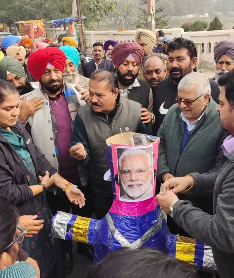 Punjab: कांग्रेस ने मनरेगा में बदलाव को लेकर विरोध प्रदर्शन किया Punjab: कांग्रेस ने मनरेगा में बदलाव को लेकर विरोध प्रदर्शन किया