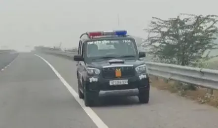 Auraiya: सड़क सुरक्षा के लिए औरैया पुलिस ने कोहरे में चलाया अभियान Auraiya: सड़क सुरक्षा के लिए औरैया पुलिस ने कोहरे में चलाया अभियान