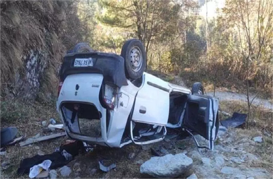 Himachal Pradesh: दोस्तों संग सैर बनी काल, गहरी खाई में गिरी ऑल्टो, 1 की मौत, 5 घायल Himachal Pradesh: दोस्तों संग सैर बनी काल, गहरी खाई में गिरी ऑल्टो, 1 की मौत, 5 घायल