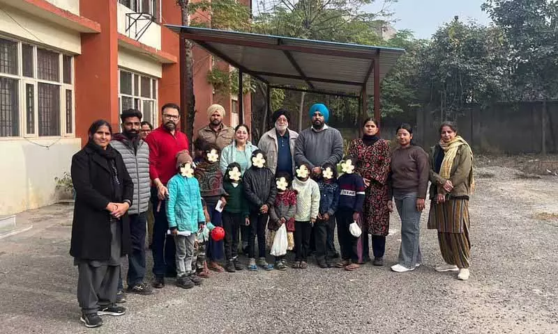 Jalandhar में बाल भिक्षावृत्ति रोकने के लिए की गई छापेमारी में 11 बच्चों को बचाया गया Jalandhar में बाल भिक्षावृत्ति रोकने के लिए की गई छापेमारी में 11 बच्चों को बचाया गया