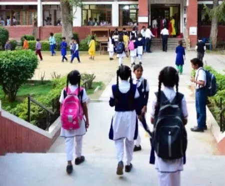 अमेठी व रायबरेली में ठंड की वजह से कक्षा 1 से 8 तक के विद्यालयों में अवकाश घोषित अमेठी व रायबरेली में ठंड की वजह से कक्षा 1 से 8 तक के विद्यालयों में अवकाश घोषित