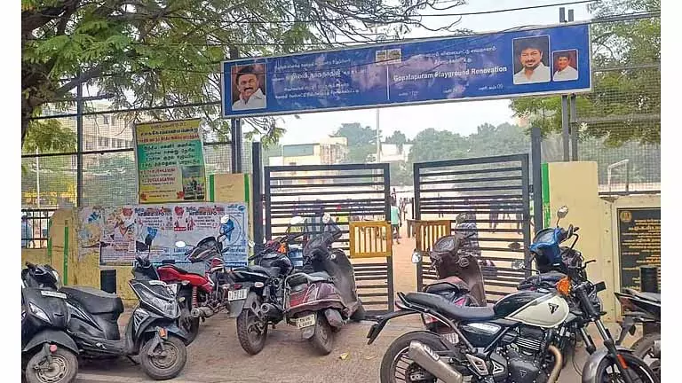 Gopalapuram खेल के मैदान के आसपास पार्किंग से पैदल चलने वालों को परेशानी होती, ट्रैफिक बाधित Gopalapuram खेल के मैदान के आसपास पार्किंग से पैदल चलने वालों को परेशानी होती, ट्रैफिक बाधित