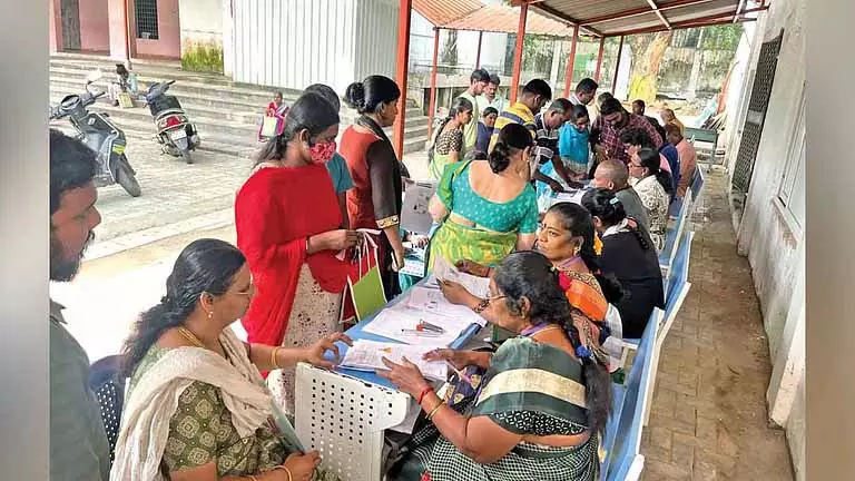 Chennai में आयोजित विशेष मतदाता शिविरों में छूटे हुए नामों को चिह्नित किया गया Chennai में आयोजित विशेष मतदाता शिविरों में छूटे हुए नामों को चिह्नित किया गया