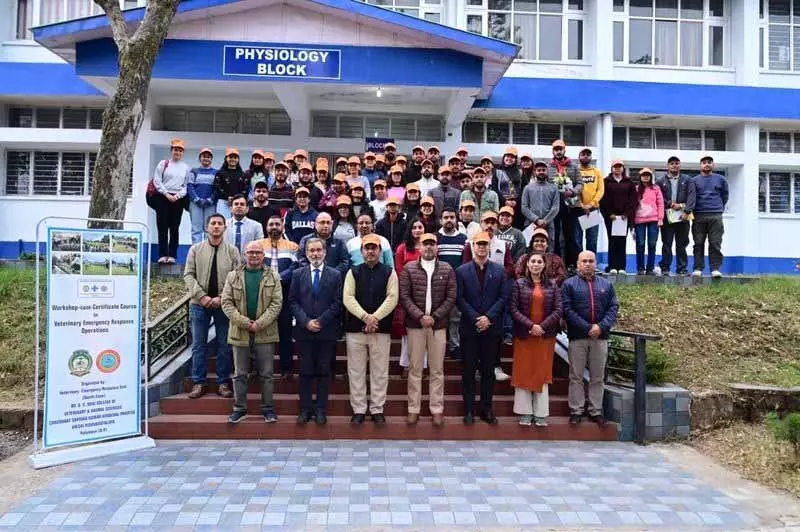 Himachal: 48 वेटेरिनरी छात्रों को इमरजेंसी रेस्क्यू ऑपरेशन करने की ट्रेनिंग दी गई Himachal: 48 वेटेरिनरी छात्रों को इमरजेंसी रेस्क्यू ऑपरेशन करने की ट्रेनिंग दी गई
