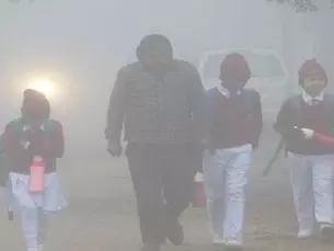 Jaunpur: सर्दी में ठिठुरते बच्चे, फिर भी स्कूल जाना मजबूरी Jaunpur: सर्दी में ठिठुरते बच्चे, फिर भी स्कूल जाना मजबूरी