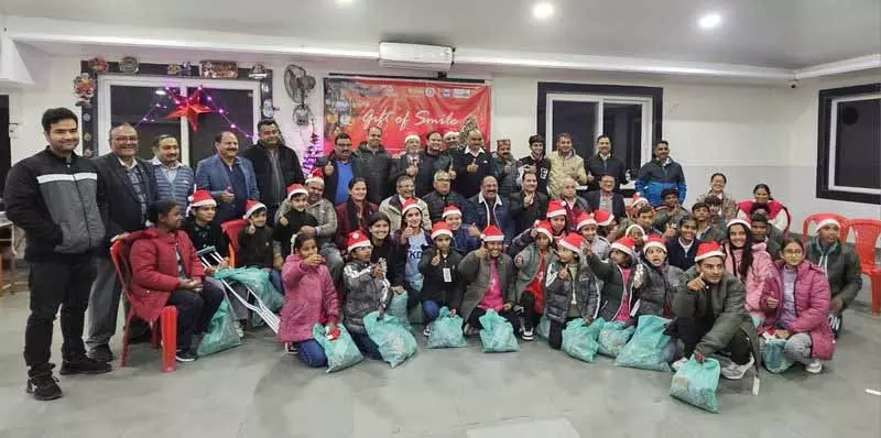 Rotary Club ने गरीब बच्चों के साथ क्रिसमस मनाया Rotary Club ने गरीब बच्चों के साथ क्रिसमस मनाया