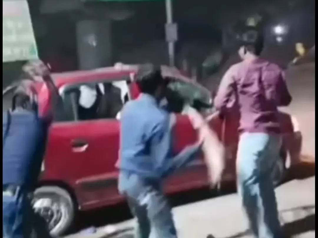 Bareilly: स्मैक तस्कर ने कार में तोड़फोड़ की, पीड़ितों को धमकाया Bareilly: स्मैक तस्कर ने कार में तोड़फोड़ की, पीड़ितों को धमकाया