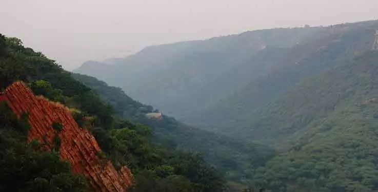 अरावली विवाद: कांग्रेस और विभिन्न समूहों ने पूरे Rajasthan में विरोध प्रदर्शन किया। अरावली विवाद: कांग्रेस और विभिन्न समूहों ने पूरे Rajasthan में विरोध प्रदर्शन किया।