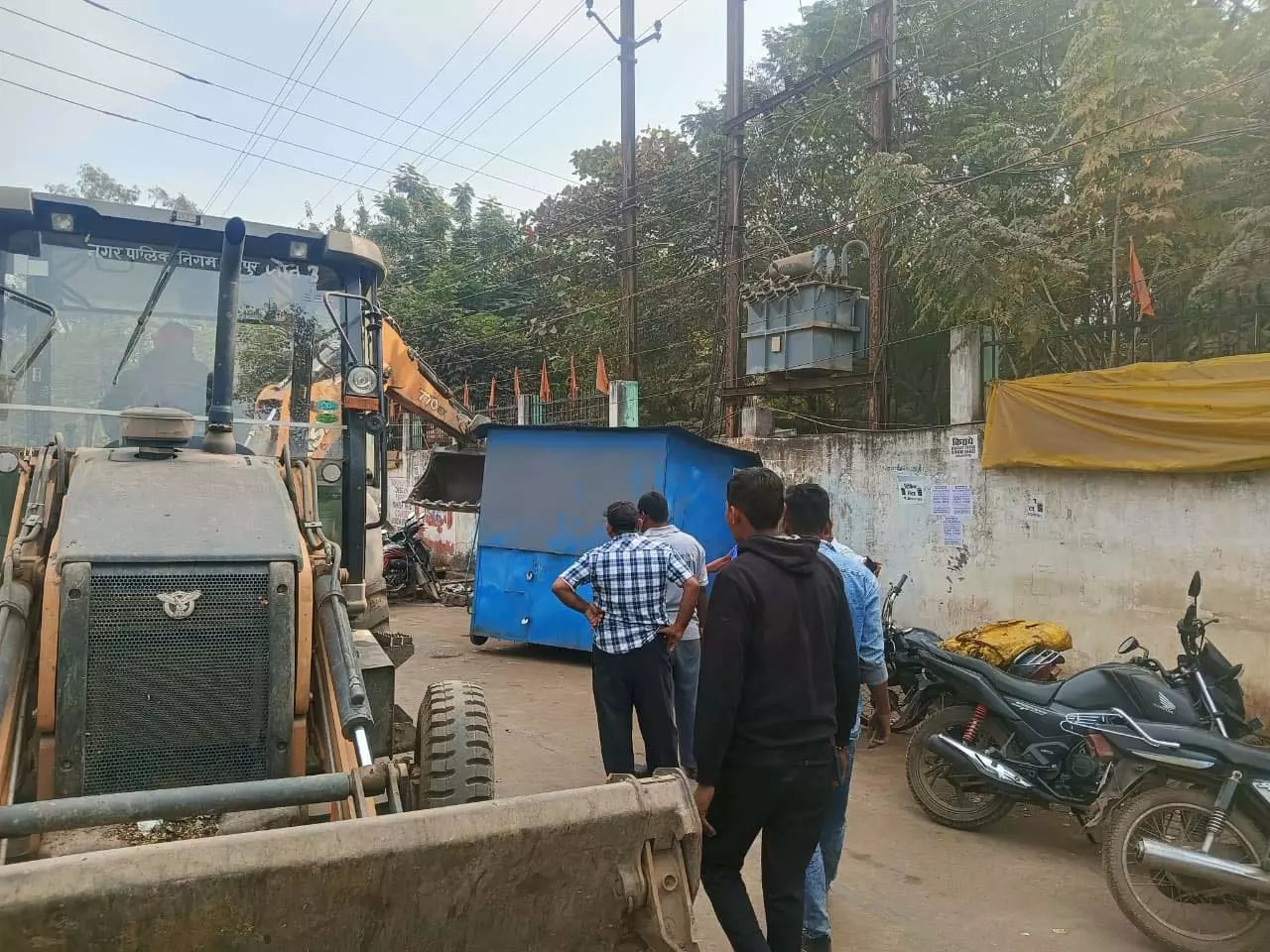 बीटीआई ग्राउंड के सामने यातायात में बाधक बने 17 ठेले जब्त बीटीआई ग्राउंड के सामने यातायात में बाधक बने 17 ठेले जब्त