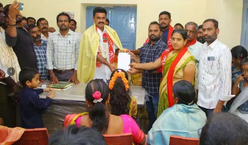CPM नेता ने नागुलापति अन्नाराम गांव में मुद्दों के समाधान का आग्रह किया CPM नेता ने नागुलापति अन्नाराम गांव में मुद्दों के समाधान का आग्रह किया