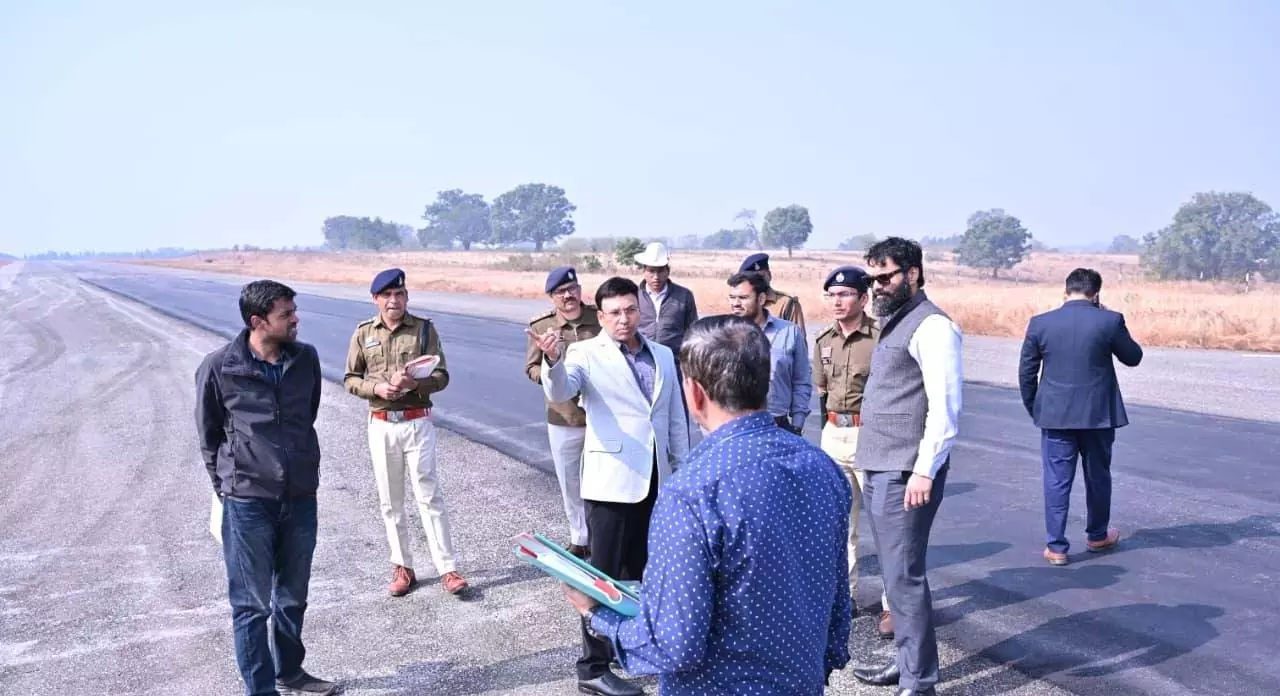 राष्ट्रपति मुर्मू के प्रस्तावित आगमन की तैयारी के संबंध में कलेक्टर-एसएसपी ने आगडीह का किया निरीक्षण राष्ट्रपति मुर्मू के प्रस्तावित आगमन की तैयारी के संबंध में कलेक्टर-एसएसपी ने आगडीह का किया निरीक्षण