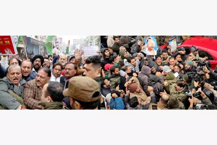 कांग्रेस ने मनरेगा को खत्म करने के BJP के कदम के खिलाफ विरोध प्रदर्शन किया कांग्रेस ने मनरेगा को खत्म करने के BJP के कदम के खिलाफ विरोध प्रदर्शन किया
