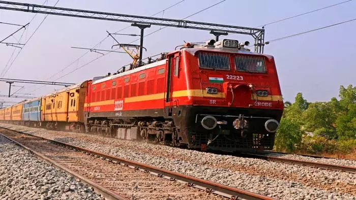 बाप रे! महिला कोच में चढ़ा...छात्रा को टोकना पड़ा भारी बाप रे! महिला कोच में चढ़ा...छात्रा को टोकना पड़ा भारी
