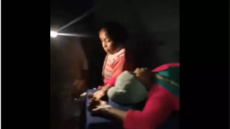झारखंड में मोबाइल फोन की टॉर्च की रोशनी में Tubectomy की गई झारखंड में मोबाइल फोन की टॉर्च की रोशनी में Tubectomy की गई