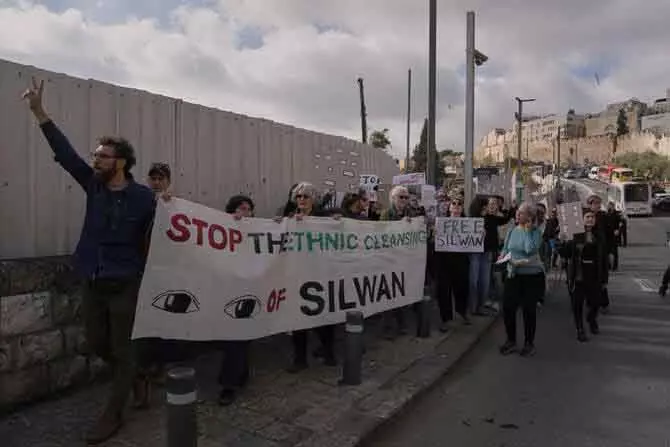 East Jerusalem में भारी तोड़फोड़: 4 मंजिला इमारत ढहने से 100 फिलिस्तीनी बेघर East Jerusalem में भारी तोड़फोड़: 4 मंजिला इमारत ढहने से 100 फिलिस्तीनी बेघर