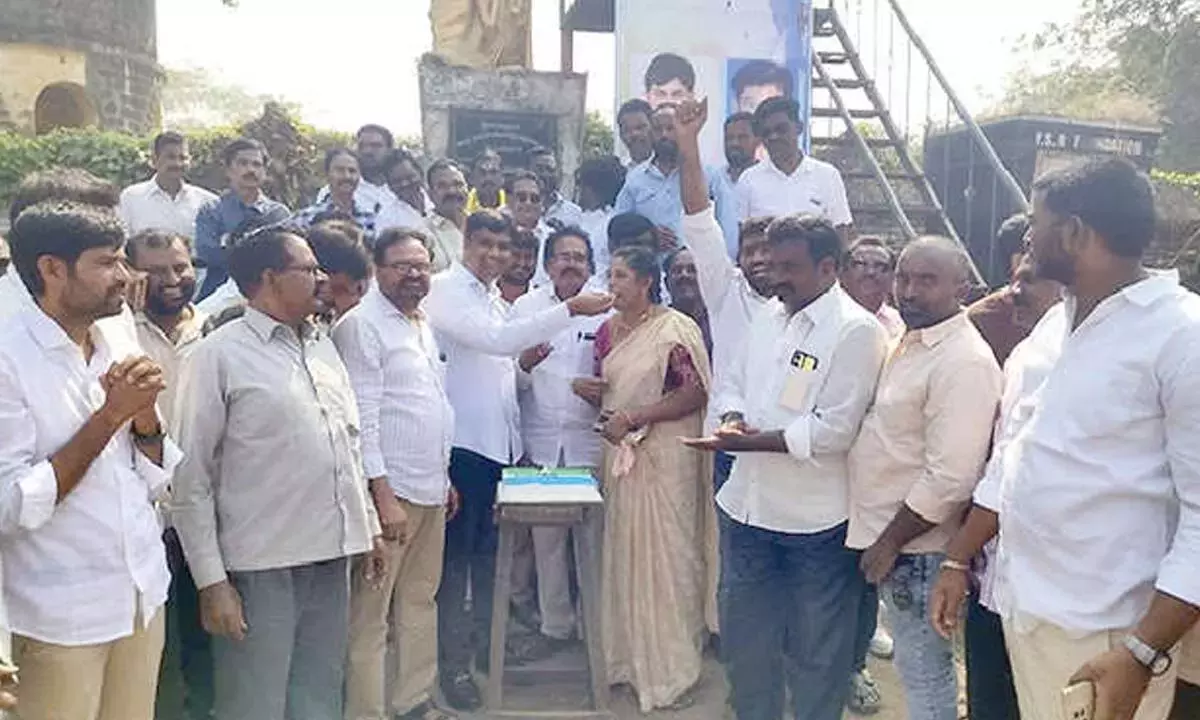 YSR के फैंस ने जगन का जन्मदिन मनाया YSR के फैंस ने जगन का जन्मदिन मनाया