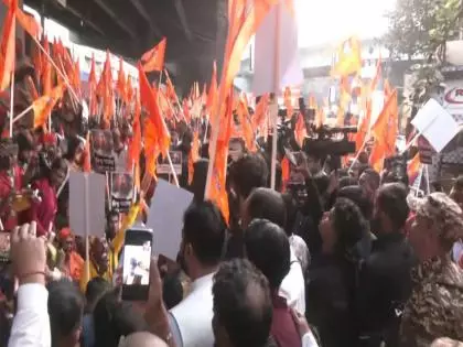 दीपू चंद्र दास की हत्या पर दोनों देशों में विरोध, सड़कों पर गुस्सा दीपू चंद्र दास की हत्या पर दोनों देशों में विरोध, सड़कों पर गुस्सा