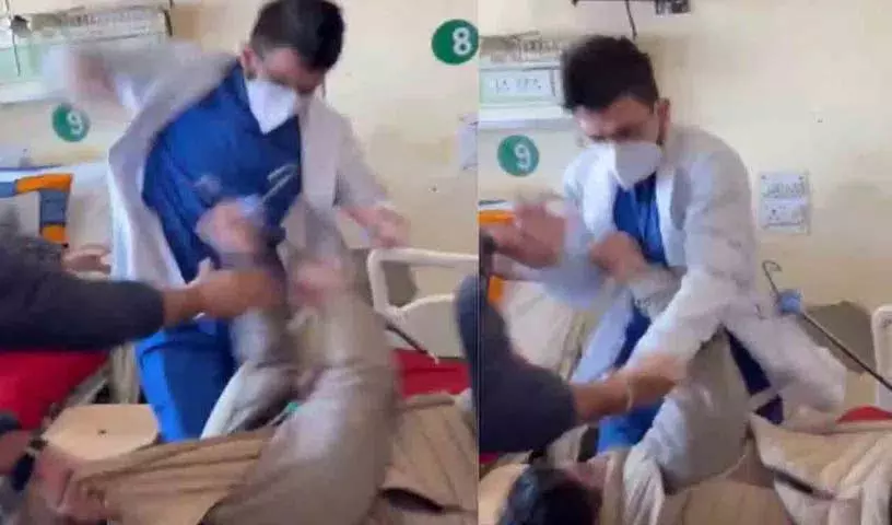शिमला के अस्पताल में Doctor-Patient के बीच झगड़ा हुआ, वीडियो वायरल शिमला के अस्पताल में Doctor-Patient के बीच झगड़ा हुआ, वीडियो वायरल