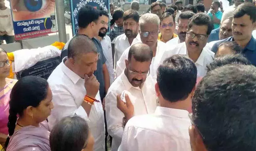 Indiramma Houses को लेकर महिलाओं ने विधायक नयिनी राजेंद्र रेड्डी के खिलाफ विरोध प्रदर्शन किया Indiramma Houses को लेकर महिलाओं ने विधायक नयिनी राजेंद्र रेड्डी के खिलाफ विरोध प्रदर्शन किया
