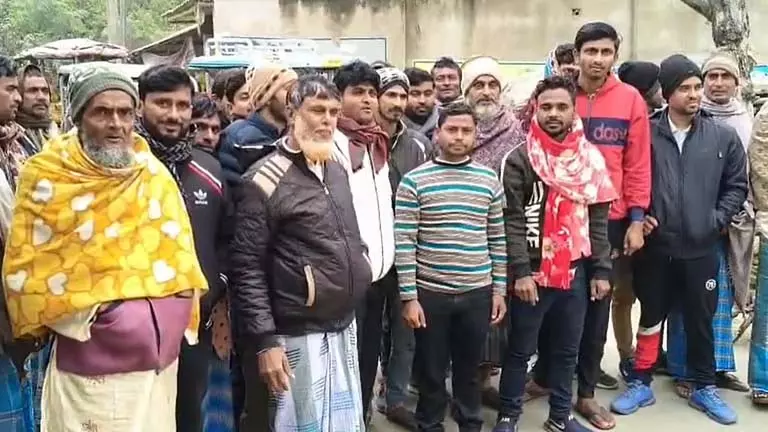 एक ही गांव के 278 लोगों को दोबारा Re-Verification के लिए बुलाया गया, मतदाताओं ने विरोध प्रदर्शन किया एक ही गांव के 278 लोगों को दोबारा Re-Verification के लिए बुलाया गया, मतदाताओं ने विरोध प्रदर्शन किया