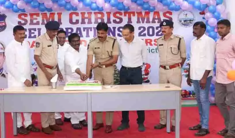 Kothagudem पुलिस मुख्यालय में क्रिसमस समारोह आयोजित किया गया Kothagudem पुलिस मुख्यालय में क्रिसमस समारोह आयोजित किया गया
