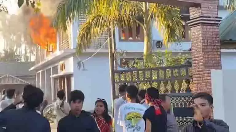 प्रदर्शनकारियों ने Assam के आदिवासी परिषद प्रमुख के पैतृक आवास में आग लगा दी प्रदर्शनकारियों ने Assam के आदिवासी परिषद प्रमुख के पैतृक आवास में आग लगा दी