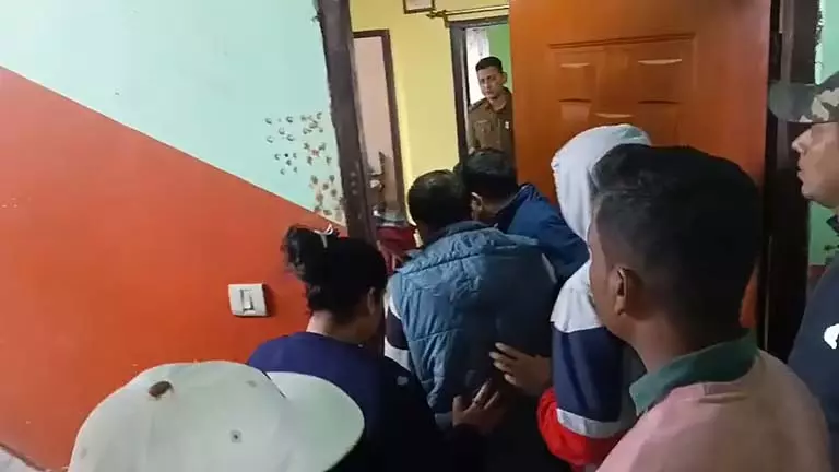 Howrah के फ्लैट में ज़ोरदार चीखों के बाद जमी हुई लाश मिली Howrah के फ्लैट में ज़ोरदार चीखों के बाद जमी हुई लाश मिली