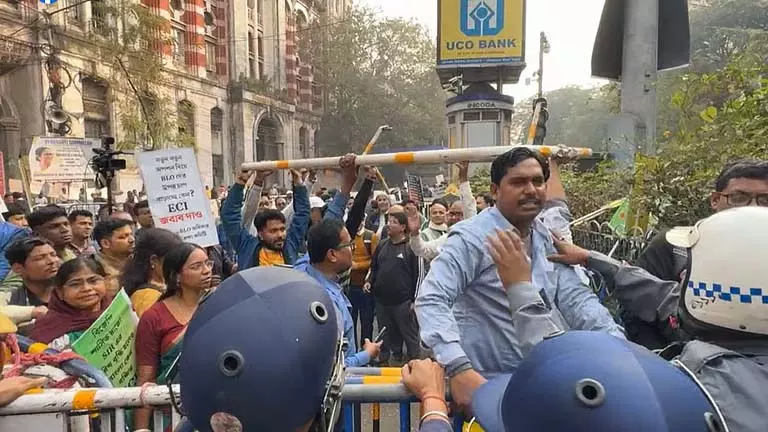 BLO सदस्यों ने पुलिस बैरिकेड्स तोड़े, CEO ऑफिस में हंगामा किया BLO सदस्यों ने पुलिस बैरिकेड्स तोड़े, CEO ऑफिस में हंगामा किया