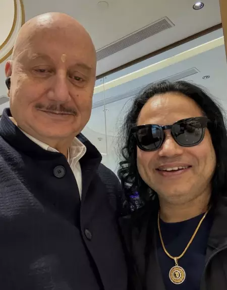 अनुपम खेर और कैलाश खेर की मुलाकात में हुआ शब्दों का जबरदस्त खेल अनुपम खेर और कैलाश खेर की मुलाकात में हुआ शब्दों का जबरदस्त खेल