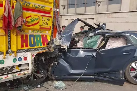 सर्विस लेन पर Audi ने चार वाहनों को मारी टक्कर, ड्राइवर के खिलाफ जांच शुरू सर्विस लेन पर Audi ने चार वाहनों को मारी टक्कर, ड्राइवर के खिलाफ जांच शुरू