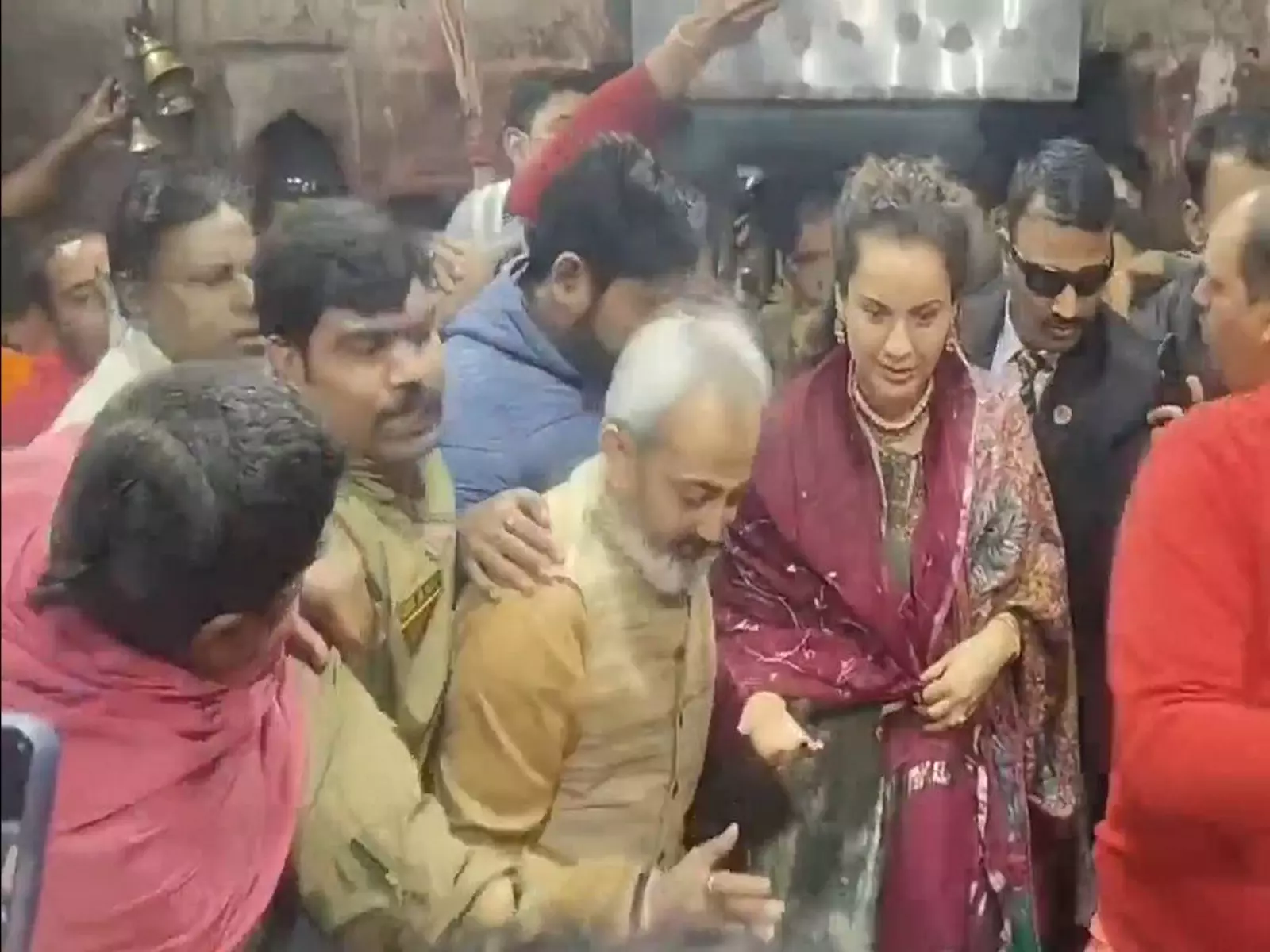 कंगना रनौत ने की Deoghar में बाबा बैद्यनाथ धाम में पूजा-अर्चना कंगना रनौत ने की Deoghar में बाबा बैद्यनाथ धाम में पूजा-अर्चना