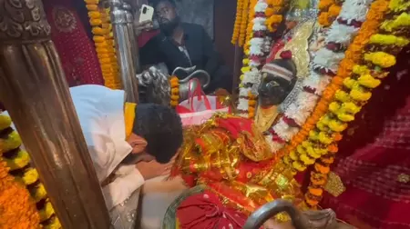 विधायक अमरेंद्र कुमार ने थावे मंदिर में सोने का हार और मुकुट किया भेंट, माता का हुआ भव्य श्रृंगार विधायक अमरेंद्र कुमार ने थावे मंदिर में सोने का हार और मुकुट किया भेंट, माता का हुआ भव्य श्रृंगार