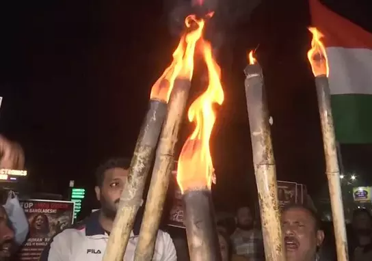 दीपू चंद्र दास की मौत पर देशभर में आक्रोश, निकाला मशाल जुलूस दीपू चंद्र दास की मौत पर देशभर में आक्रोश, निकाला मशाल जुलूस